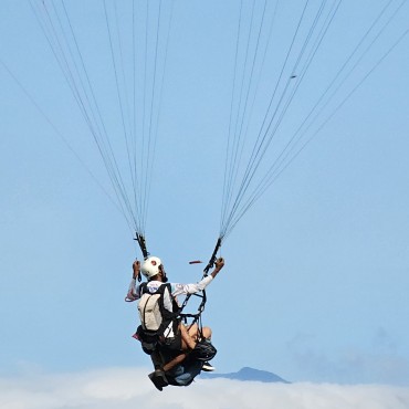 Voe de parapente com @paraglidingeveryday na praia Martim de Sá com vista para Ilhabela e descubra porque voar faz bem