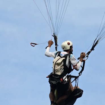 Vôo duplo em parapente na praia Martim de Sá com vista para Ilhabela